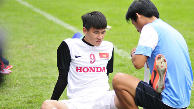 Sau một AFF Cup không như mong đợi, Công Vinh (trái) có khả năng phải đối diện với nhiều vấn đề ở cấp độ CLB. Ảnh: H.M.