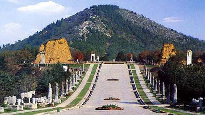 Đường vào ngôi mộ của Võ Tắc Thiên. 