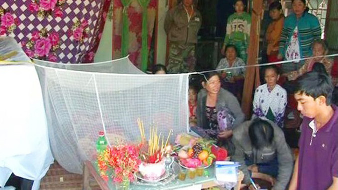 Gia đình tổ chức lo hậu sự cho ông Phến.