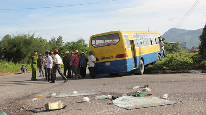 Hiện trường 2 xe chở công nhân tông nhau làm 20 người bị thương.