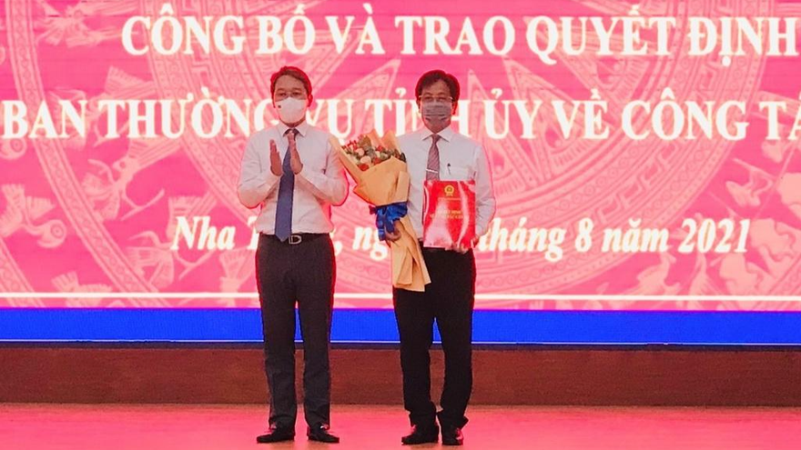 Bí thư Tỉnh uỷ Khánh Hoà Nguyễn Hải Ninh (bên trái ảnh) trao quyết định cho ông Hồ Văn Mừng. Ảnh Xuân Thành/Boá Khánh Hoà.