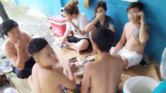 Nhóm người tụ tập ăn nhậu dù địa phương đang giãn cách xã hội