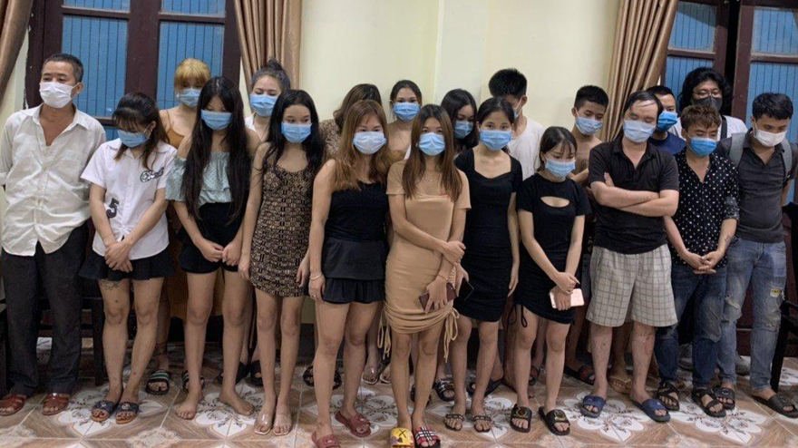 20 người là khách hát và nhân viên quán karaoke bị phát hiện hát chui tại Tam Đảo. 