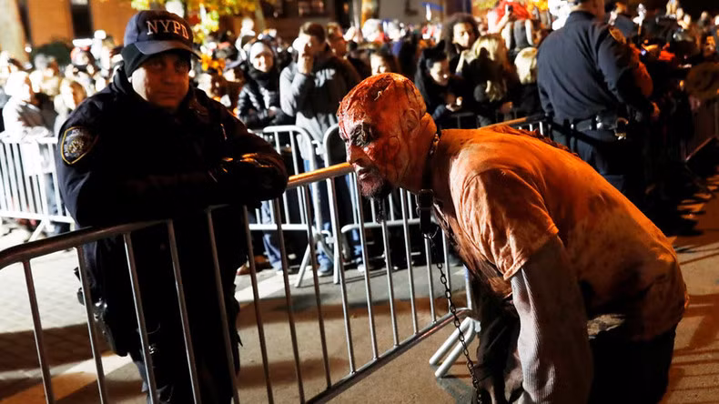 Người New York vẫn tham gia cuộc diễu hành Halloween thường niên, bất chấp vụ khủng bố vừa xảy ra trước đó vài tiếng. Ảnh: Reuters