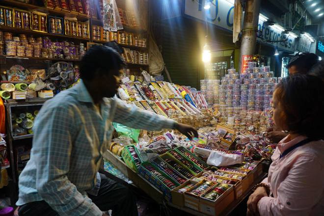 Ở nơi phần đa đàn ông bán hàng, phụ nữ... mua sắm