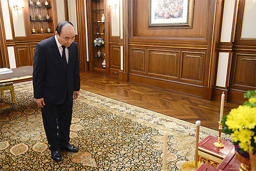 Thủ tướng Nguyễn Xuân Phúc viếng Nhà vua Thái Lan Bhumilbol Adulyadej. Ảnh: VGP 