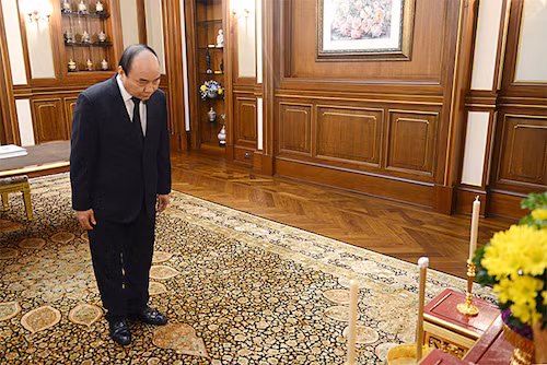 Thủ tướng Nguyễn Xuân Phúc viếng Nhà vua Thái Lan Bhumilbol Adulyadej. Ảnh: VGP 