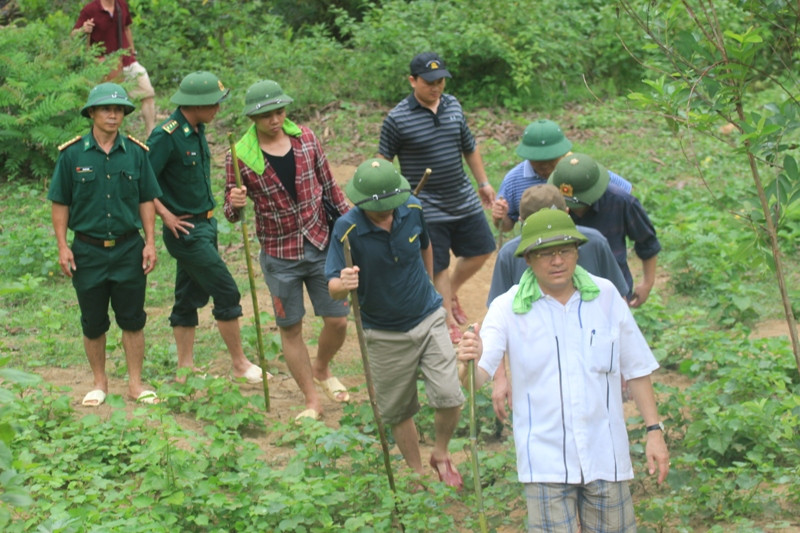 Đại tá Nguyễn Hữu Cầu, vượt rừng vào hiện trường chỉ đạo điều tra vụ án.