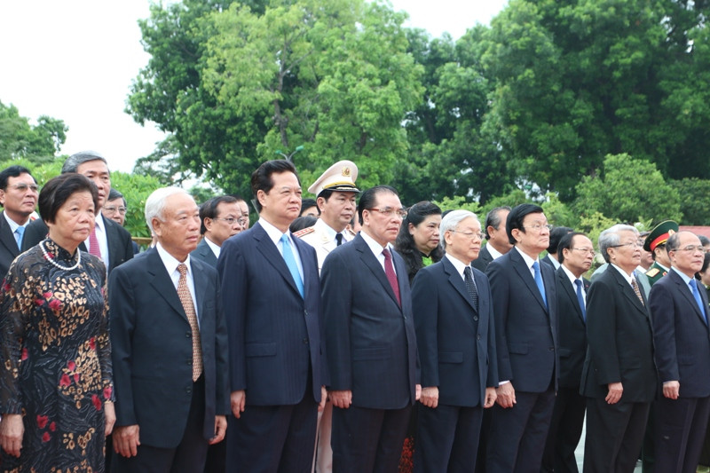 Lãnh đạo Đảng, Nhà nước tưởng niệm các anh hùng liệt sĩ.