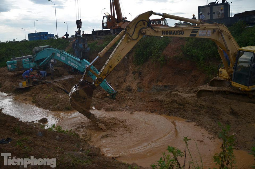 Một sự cố đường ống nước sạch sông Đà. Ảnh: Thanh Hà.