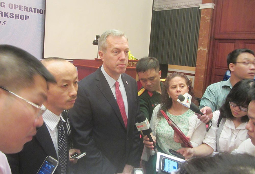 Đại sứ Mỹ Ted Osius trả lời báo chí bên lề hội nghị. Ảnh: Bình Giang.