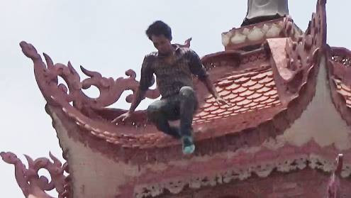 Đến khoảng 12h, Trường bất ngờ nhảy từ trên nóc bảo tháp xuống dưới.