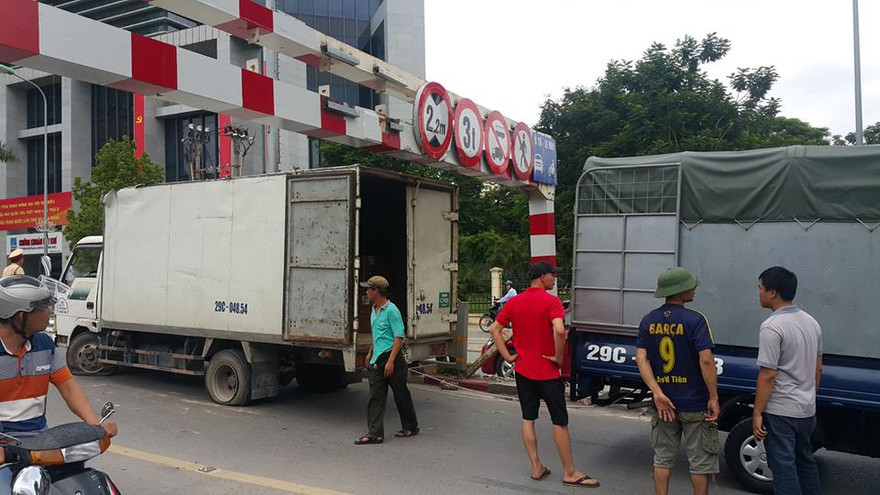 Chiếc xe tải phải xịt hết hơi mới có thể thoát ra ngoài.