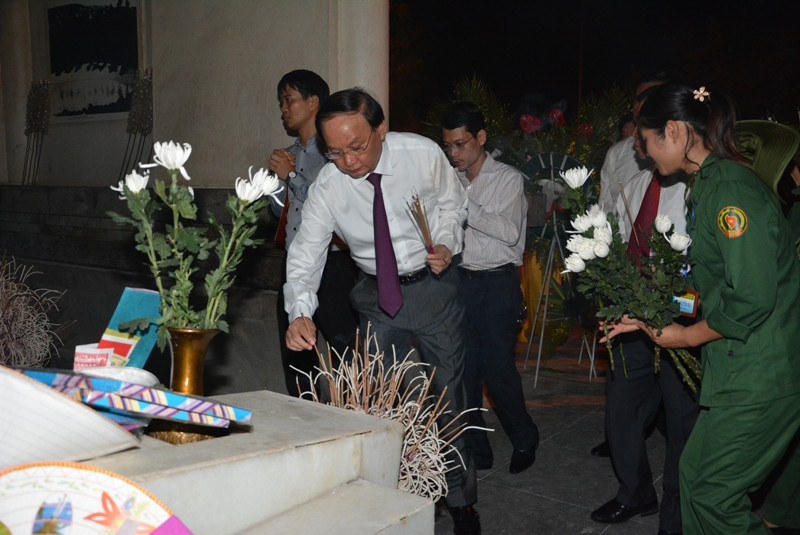 Trưởng Ban Tổ chức Trung ương Tô Huy Rứa cùng lãnh đạo các bộ ban ngành dâng hương cho 10 nữ anh hùng TNXP.