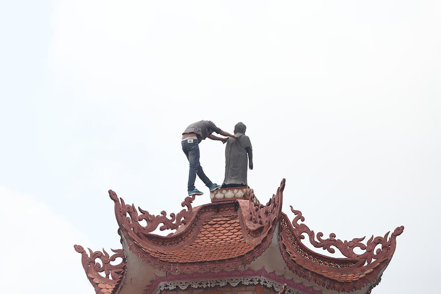 Nam thanh niên cố thủ trên nóc tòa tháp 11 tầng.