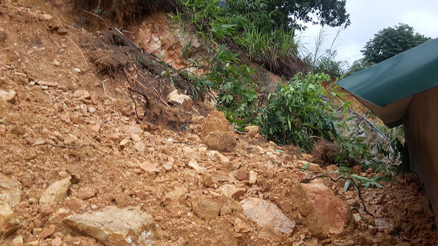 Mưa lớn gây sạt lở đe dọa tính mạng nhiều hộ dân.