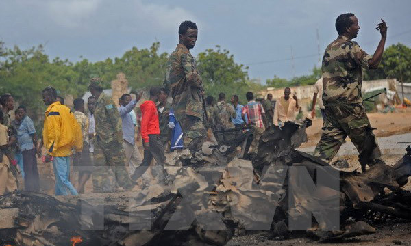 Binh sĩ Somalia phong tỏa hiện trường.