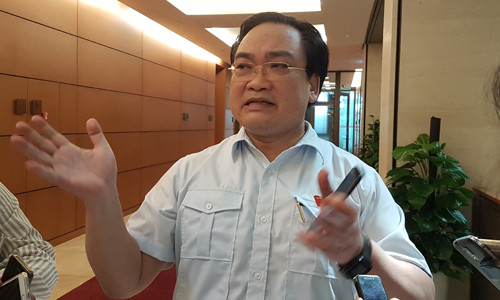 Bí thư Thành ủy Hà Nội Hoàng Trung Hải trao đổi với báo chí sáng 28/10. Ảnh: Võ Hải.