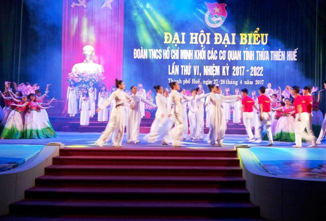 Các thuyền viên được lực lượng Đồn Biên phòng Cửa Việt đưa vào bờ an toàn.