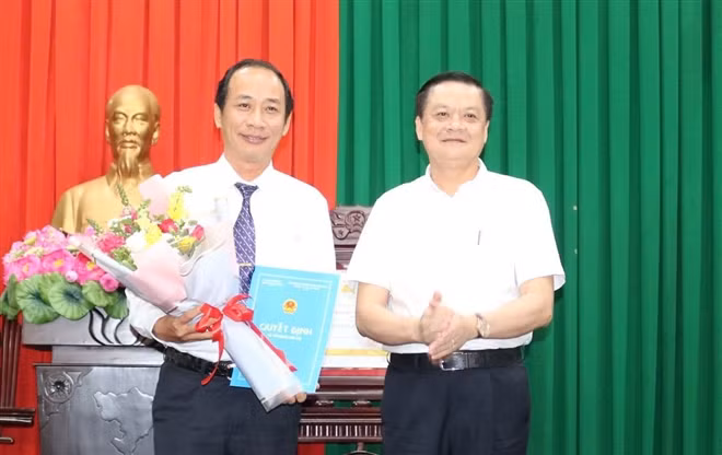 Ông Dương Tấn Hiển - Phó Chủ tịch UBND TP Cần Thơ trao quyết định cho ông Phạm Phú Trường Giang.