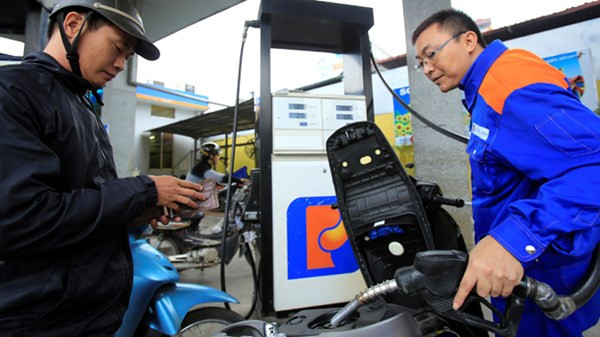 Từ 16h, giá xăng giảm gần 1.900 đồng/lít