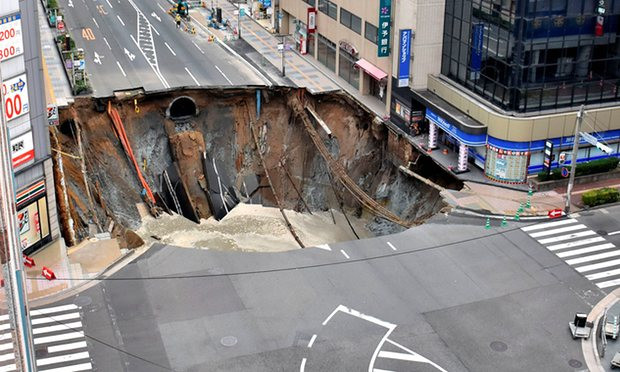 'Hố tử thần' khổng lồ tách đôi đường phố Nhật Bản