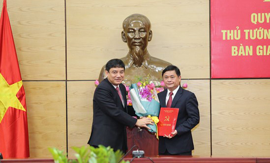 Bí thư Tỉnh uỷ Nghệ An Nguyễn Đắc Vinh trao các quyết định cho ông Thái Thanh Quý (bên phải). Ảnh: baonghean.vn.