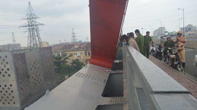 Lực lượng chức năng xử lý vụ việc.