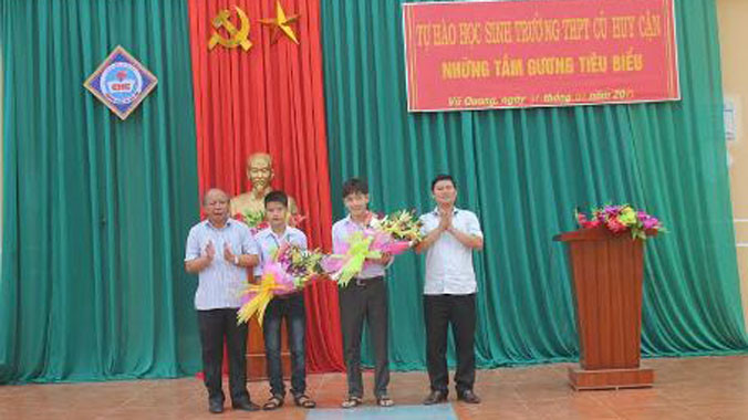 Em Thắng (thứ 2 từ trái sang) được Sở GD&ĐT tặng giấy khen vì đã có hành động dũng cảm cứu người.