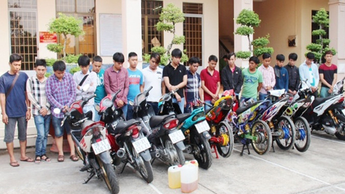 Các đối tượng cùng tang vật.