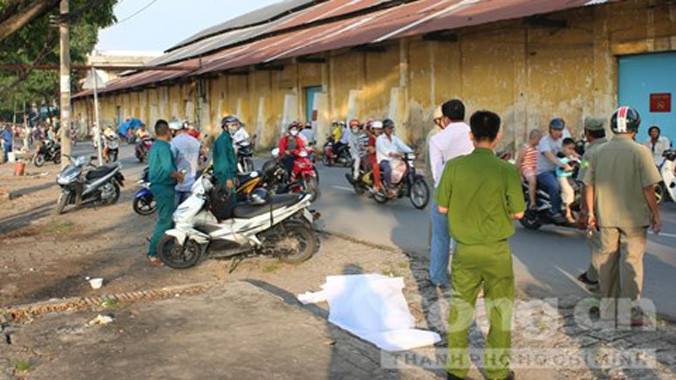 Thi thể người đàn ông nghi sốc ma túy nằm bên vệ đường. Ảnh: Thiên Long.