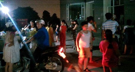 Cư dân sinh sống tại tòa nhà CT5b hoảng loạn bỏ chạy xuống dưới mặt đất.