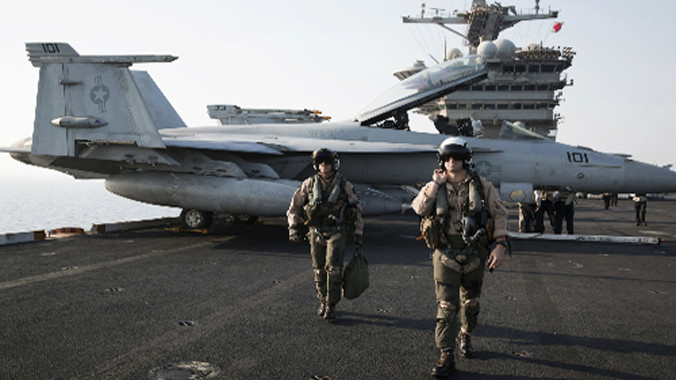 Phi công hải quân Mỹ trở về trên boong tàu sân bay USS Theodore Roosevelt sau khi hoàn thành sứ mệnh không kích phiến quân IS ở Iraq hồi tháng 8. Ảnh: NYTimes.