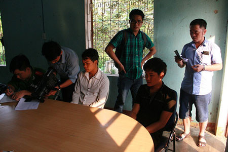 Công an lấy lời khai Cúc Văn Hành và Và Văn Nhiên