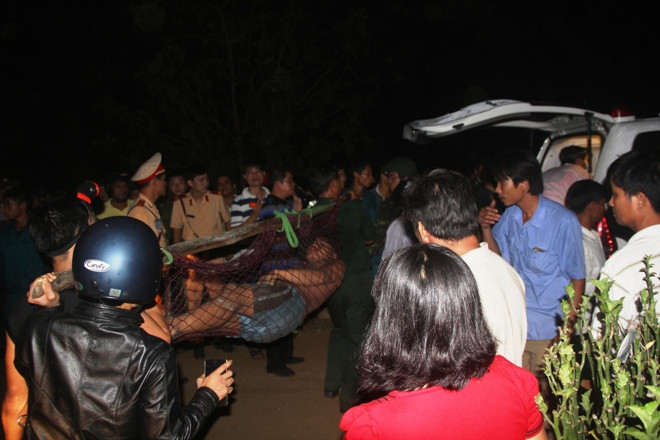 Các nạn nhân vụ ngạt khi được đưa đi cấp cứu. 