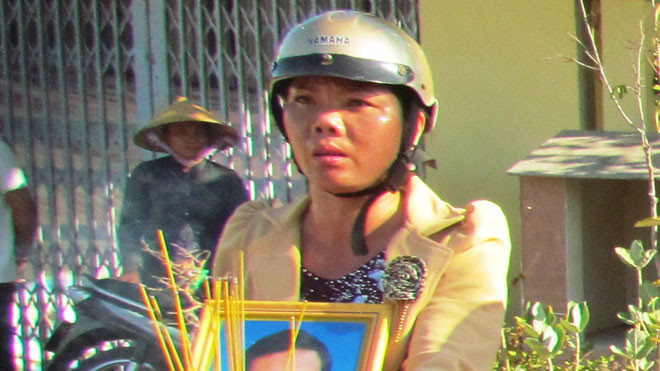 Lư hương và di ảnh nạn nhân Thanh