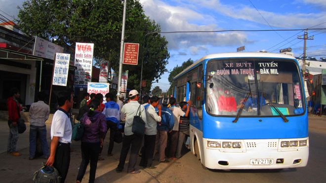 Trật tự xếp hàng lên xe. Ảnh: P.V