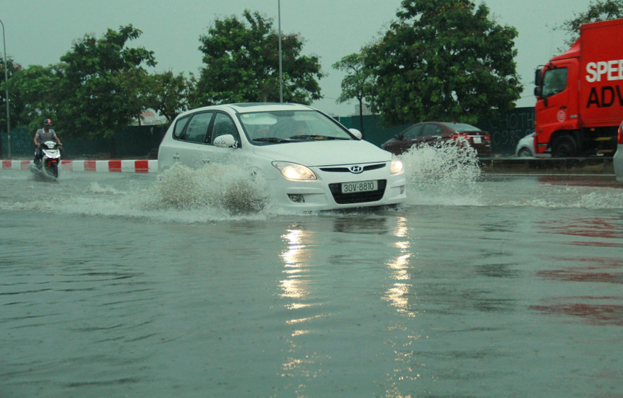 Mưa ngập trên nhiều tuyến phố Hà Nội chiều 20/8