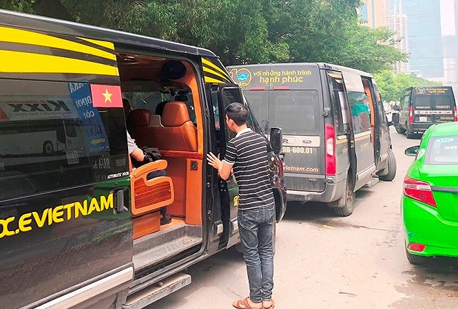 Xe khách trá hình xe hợp động hoạt động trên đường Hà Nội. Ảnh: Anh Trọng