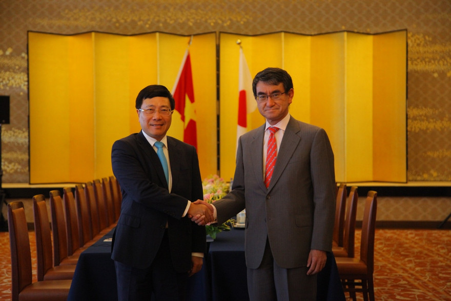 Phó Thủ tướng Phạm Bình Minh và Bộ trưởng Ngoại giao Nhật Bản Taro Kono trong cuộc gặp tại Tokyo. (Ảnh: BNG)