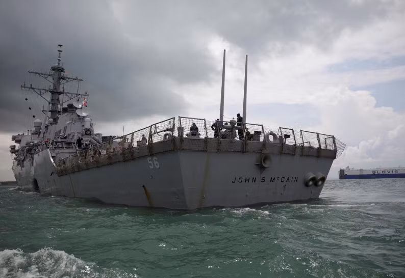 Tàu chiến John S. McCain. (Ảnh: Reuters)