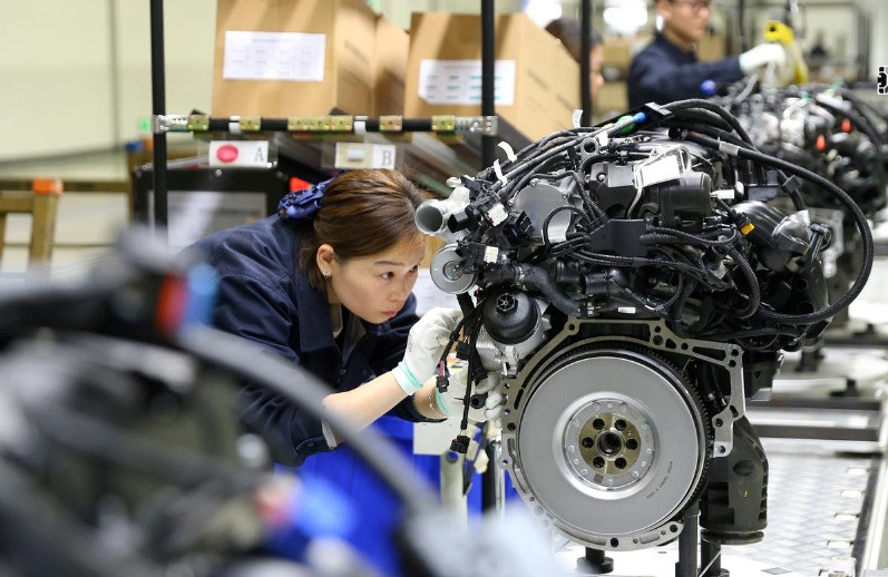 Hoạt động sản xuất của Trung Quốc có thể tiếp tục giảm khi cuộc chiến thương mại Mỹ - Trung còn kéo dài. (Ảnh: Reuters)