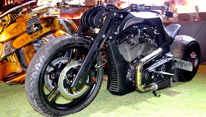 Đây là chiếc Brand Done Super Sport được chế tác khung bằng sợi carbon nguyên khối. Xe thuộc sở hữu của một thành viên Saigon Free Chapter. 