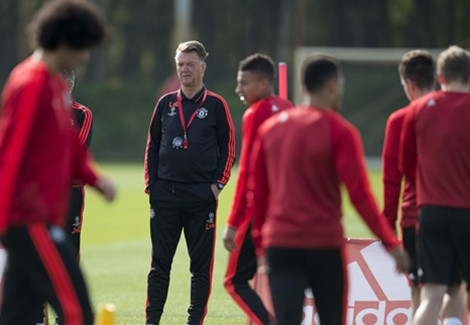 Van Gaal độc tài trên sân tập.