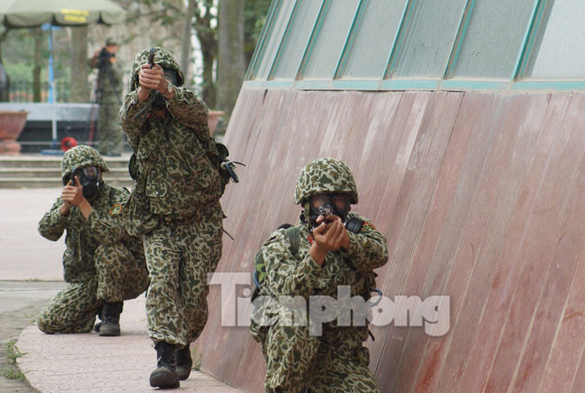 Tham gia cuộc diễn tập có gần 2.000 người thuộc Lữ đoàn Đặc công bộ 113 (Binh chủng Đặc công), Binh chủng Thông tin liên lạc, Đặc công Quân khu 2, Công an tỉnh, Sở Cảnh sát PCCC, Bộ CHQS tỉnh Vĩnh Phúc...