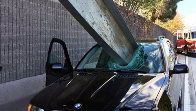 Tai nạn hy hữu xảy ra trên đường và tài xế siêu may mắn khi giữ được mạng sống. Ảnh: Twitter.