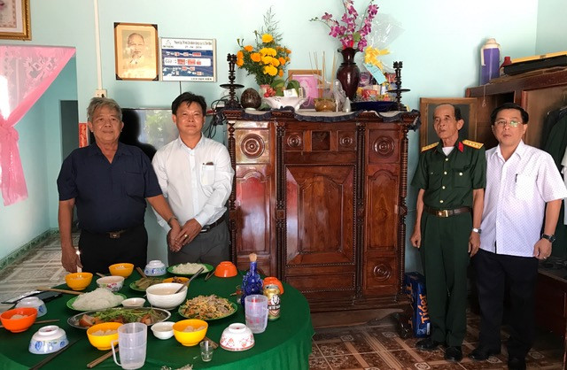 Mọi năm, đúng mùng 1 Tết, ông Bảy Hôn (bên trái ngoài cùng) đều cùng đồng đội tổ chức đám giỗ cho những người đã hy sinh và mất trong thời bình.