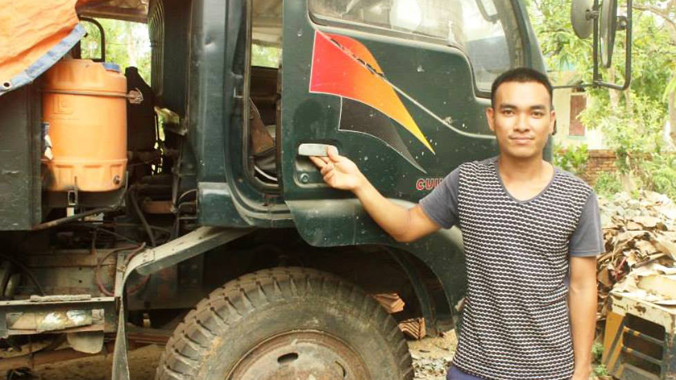 Hàng ngày anh Thông chạy xe tải chở vật liệu xây dựng cho xưởng đóng gạch