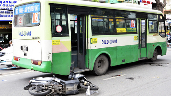 Hiện trường vụ một phụ nữ bị xe buýt cán nát chân. Ảnh: An Nhơn