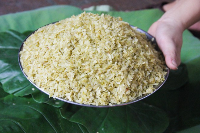 Bán hết đất, không có nghề nghiệp ổn định một số hộ dân ở Mễ Trì Hạ phải nhặt bạc lẻ từ nghề truyền thống. Ảnh: Ngọc Lan.